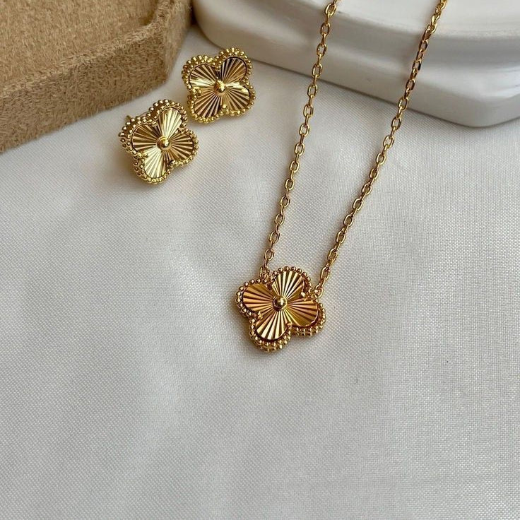 Clover Necklace Gold